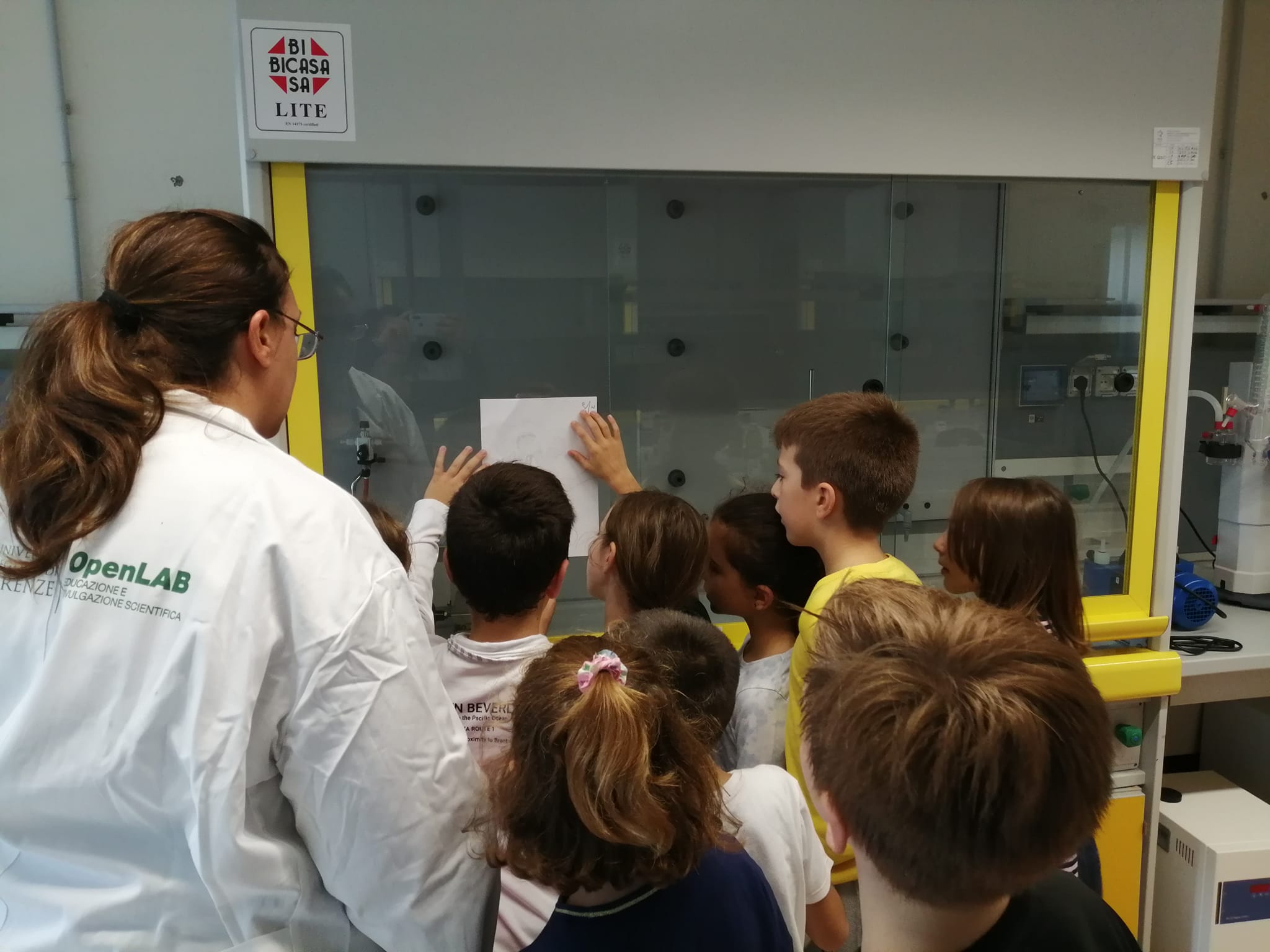 Bimbi%20interno%20lab.jpg